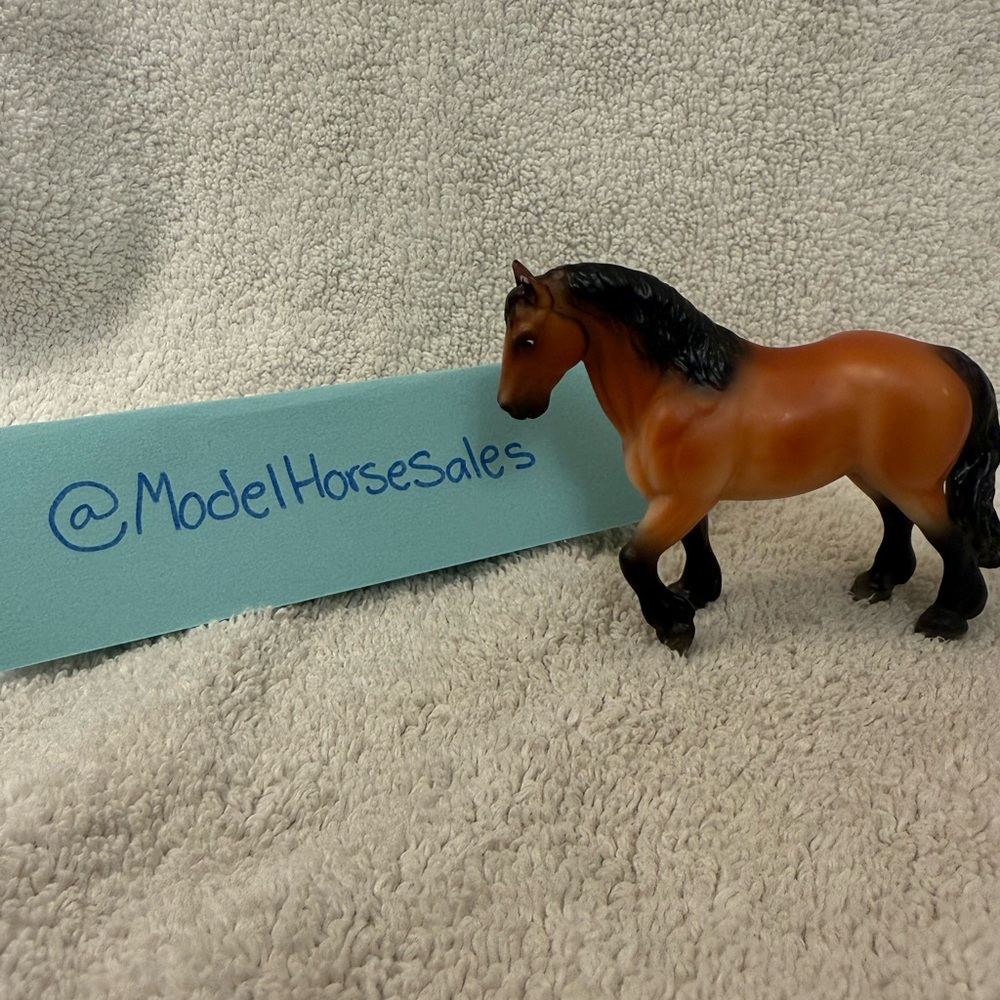 Stunning BreyerFest exclusive stablemate model horse